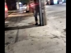 O presente surpresa j&aacute_ estava r&iacute_gido e ele n&atilde_o segurou a vontade