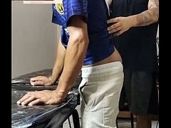 Apertando a bunda do novinho que n&atilde_o disfar&ccedil_ava o tes&atilde_o