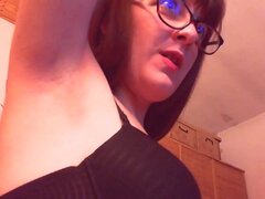 Vieni a godere con me mentre ti mostro come gioco con le mie ascelle sudate