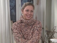 Ersties - Blonde Tschechin in hei&szlig_en Str&uuml_mpfen fingert sich zum Orgasmus