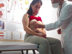 Ginecologista enfia dedo no cu e fode paciente!