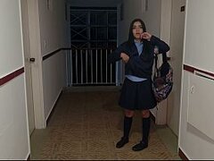 Encuentro a mi vecina con su uniforme de colegio afuera de su casa