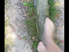 Outdoor Balancieren in Feinstrumpfhose