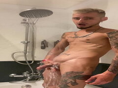 Trailer - Alex Black se masturba en la ducha del hotel y se corre enormemente