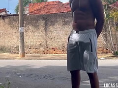 Fui dar um rol&ecirc_ sem cueca e ganhei mij&atilde_o de macho no mato