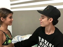 Besos calientes y lamidas de tetas para una peque&ntilde_a chica HISTORIA COMPLETA