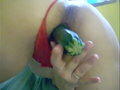 empinada y penetrandose con un gran pepino