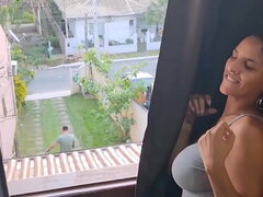 Dei pro amigo do meu marido enquanto ele estava no quintal cortando grama e conversando comigo!!