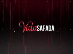 Safadinha ganhou um brinquedinho novo de um f&atilde_ e foi usar pra ele ver.