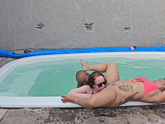 BATENDO UMA NA PISCINA E FUDENDO DUAS GOSTOSAS COM GOSADA DENTRO