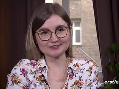 Emily'_s Ersties Debut - zierlich , aber oho!