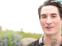 Athletic tattoo amateur jerking his hairy shaft in solo