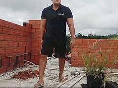 YURI GA&Uacute_CHO - PEDREIRO DOTADO MACETANDO A PICA NA LAJE - URSO GOZANDO COM A CACETA GROSSA - YURI GA&Uacute_CHO GOZANDO